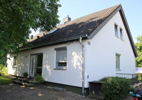 Fenster, Haustür, Rolladen an Streif-Fertighaus in Ronnenberg