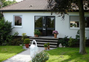 Fenster, Haustür, Rolladen an Streif-Fertighaus in Neunkirchen-Seelscheid